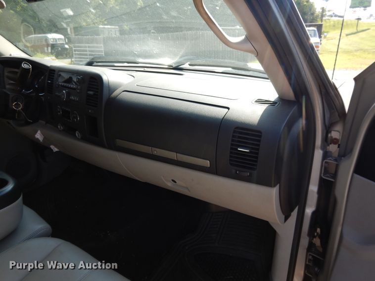 image for item DF5288 2008 Chevrolet Silverado 3500HD  Crew Cab flatbed tow truck