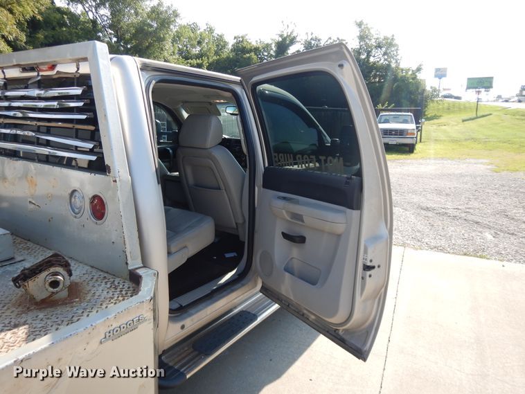 image for item DF5288 2008 Chevrolet Silverado 3500HD  Crew Cab flatbed tow truck
