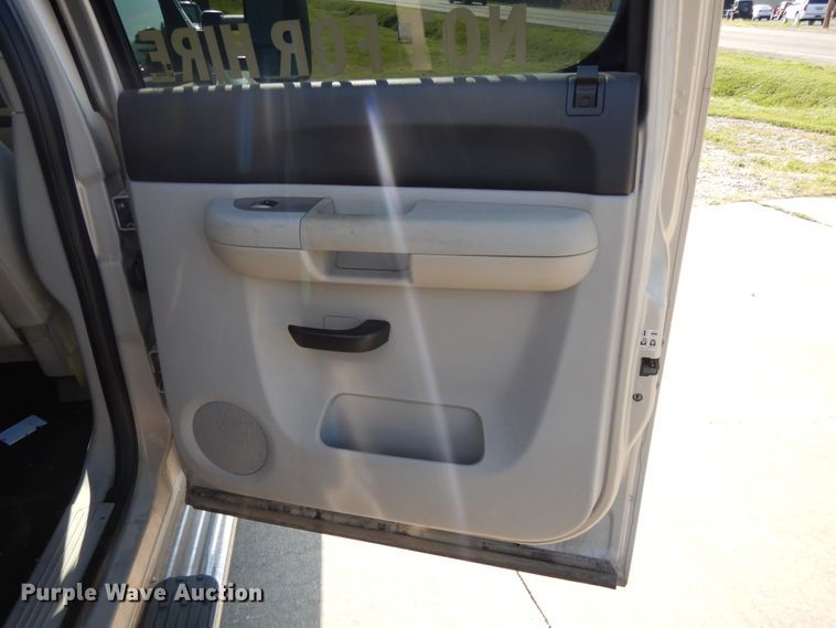 image for item DF5288 2008 Chevrolet Silverado 3500HD  Crew Cab flatbed tow truck