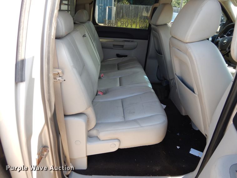 image for item DF5288 2008 Chevrolet Silverado 3500HD  Crew Cab flatbed tow truck