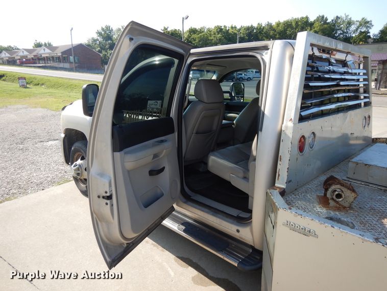 image for item DF5288 2008 Chevrolet Silverado 3500HD  Crew Cab flatbed tow truck