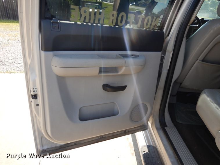 image for item DF5288 2008 Chevrolet Silverado 3500HD  Crew Cab flatbed tow truck