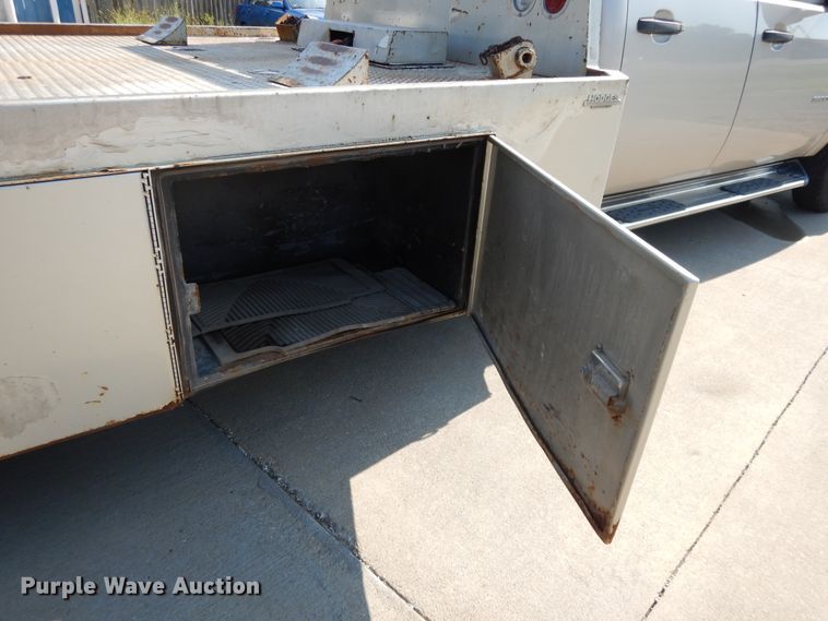 image for item DF5288 2008 Chevrolet Silverado 3500HD  Crew Cab flatbed tow truck