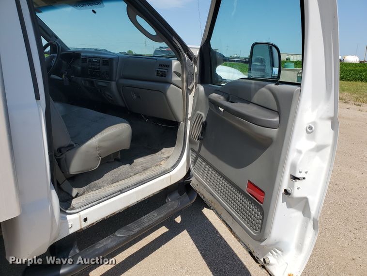 image for item DF5618 2004 Ford F450 Super Duty XL  box truck