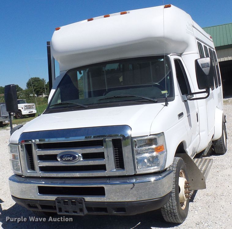 image for item DG2063 2009 Ford E350 Super Duty  shuttle bus