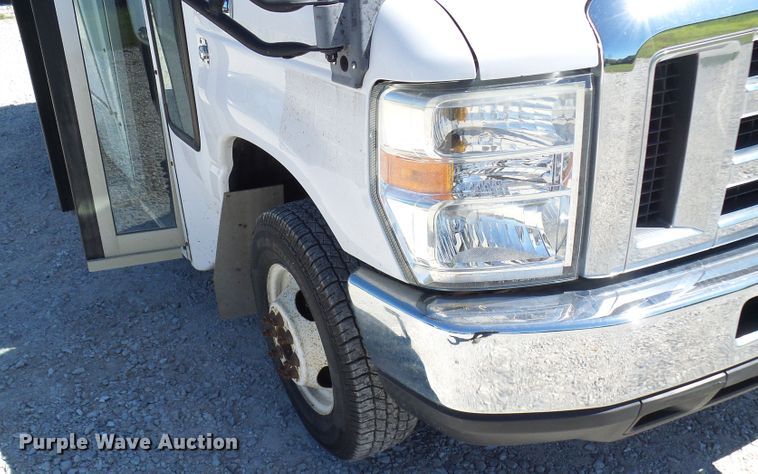 image for item DG2063 2009 Ford E350 Super Duty  shuttle bus