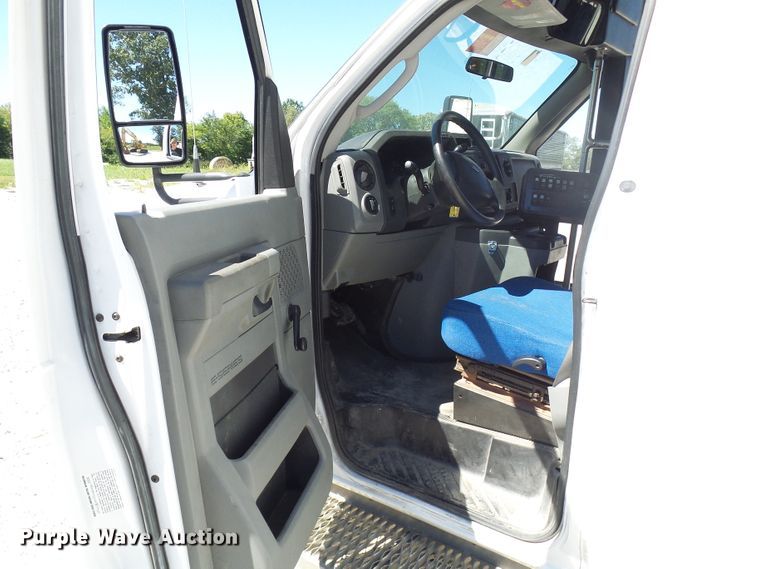 image for item DG2063 2009 Ford E350 Super Duty  shuttle bus