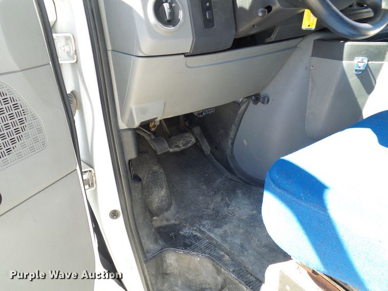 image for item DG2063 2009 Ford E350 Super Duty  shuttle bus