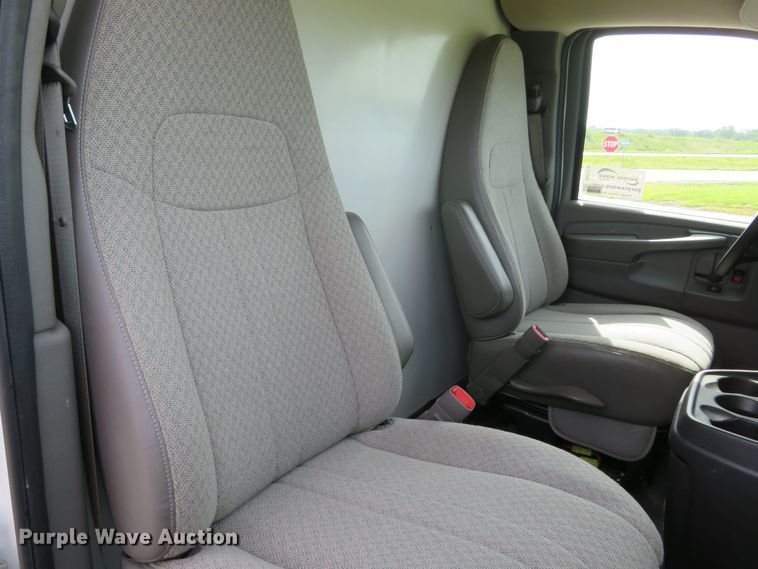 image for item DH1114 2010 Chevrolet Express G3500  box truck