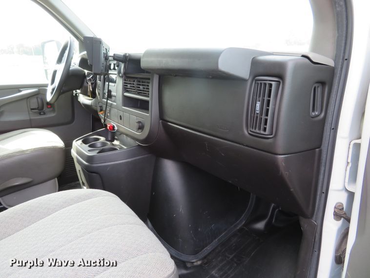 image for item DH1114 2010 Chevrolet Express G3500  box truck