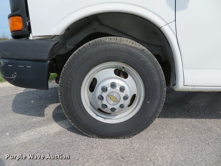 image for item DH1114 2010 Chevrolet Express G3500  box truck