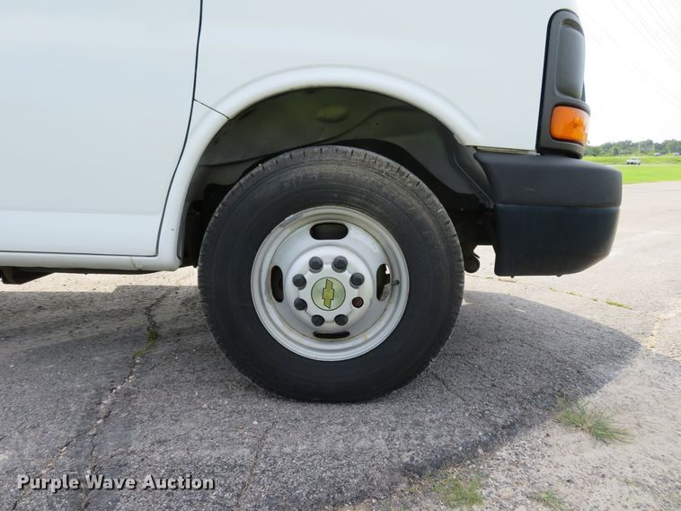 image for item DH1114 2010 Chevrolet Express G3500  box truck