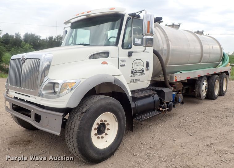 image for item DI4611 2006 International 7600  vacuum truck