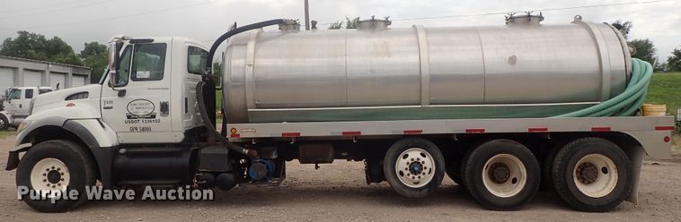 image for item DI4611 2006 International 7600  vacuum truck