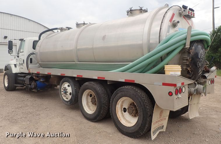 image for item DI4611 2006 International 7600  vacuum truck