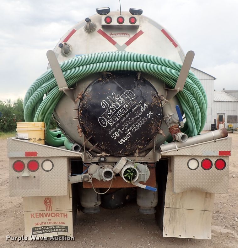 image for item DI4611 2006 International 7600  vacuum truck