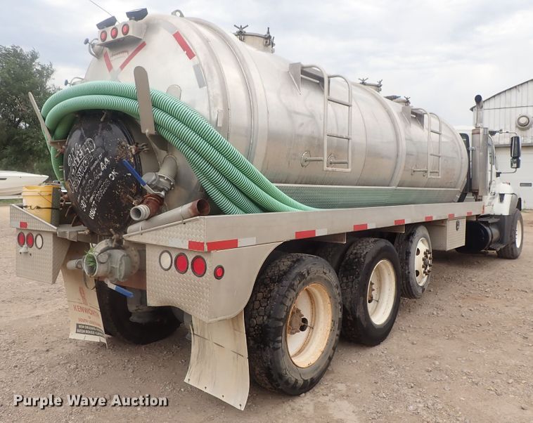 image for item DI4611 2006 International 7600  vacuum truck