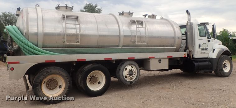 image for item DI4611 2006 International 7600  vacuum truck