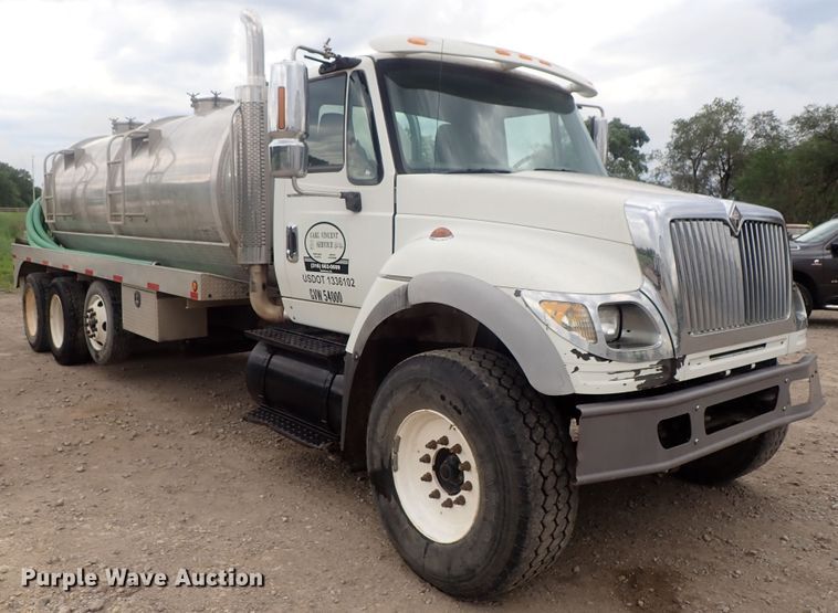image for item DI4611 2006 International 7600  vacuum truck