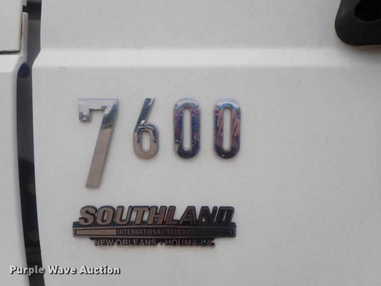 image for item DI4611 2006 International 7600  vacuum truck