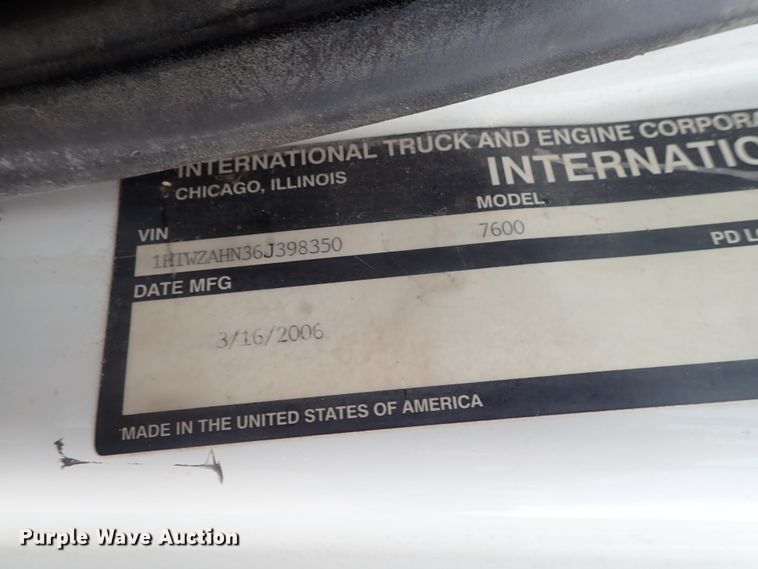 image for item DI4611 2006 International 7600  vacuum truck