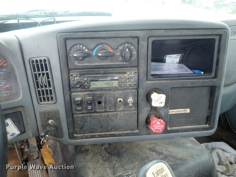 image for item DI4611 2006 International 7600  vacuum truck