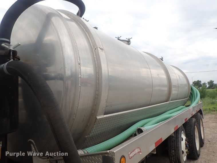 image for item DI4611 2006 International 7600  vacuum truck