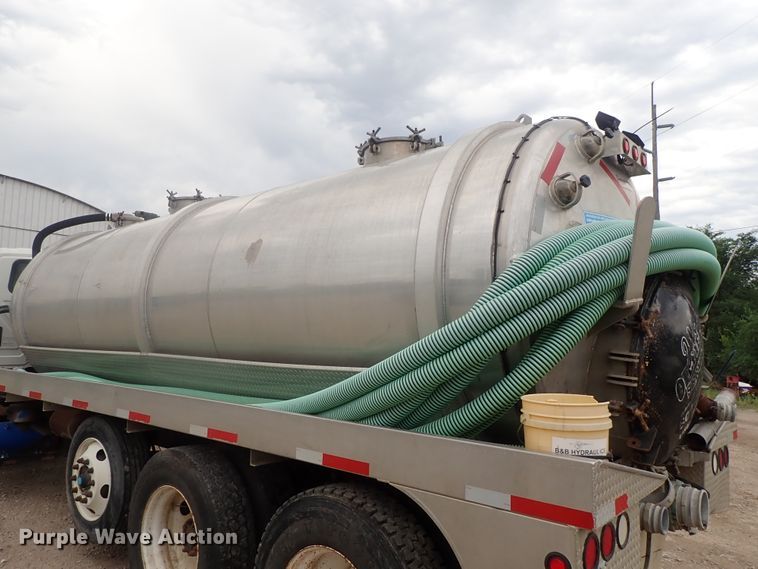 image for item DI4611 2006 International 7600  vacuum truck