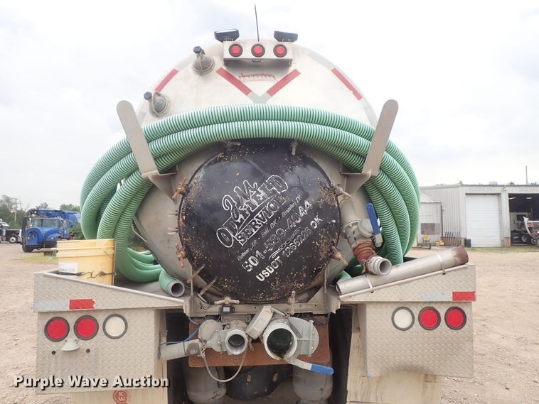 image for item DI4611 2006 International 7600  vacuum truck