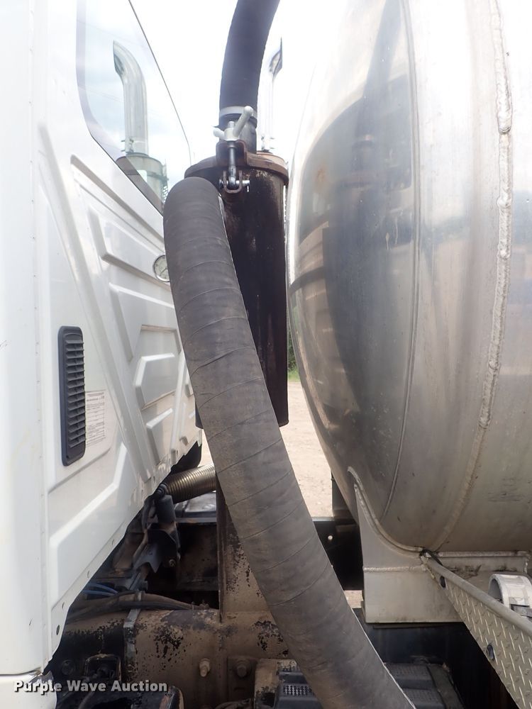 image for item DI4611 2006 International 7600  vacuum truck