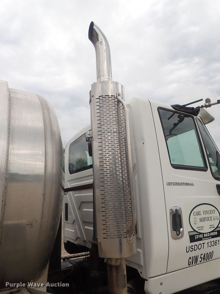 image for item DI4611 2006 International 7600  vacuum truck