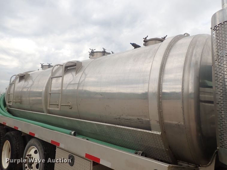 image for item DI4611 2006 International 7600  vacuum truck