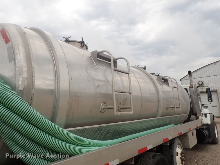 image for item DI4611 2006 International 7600  vacuum truck