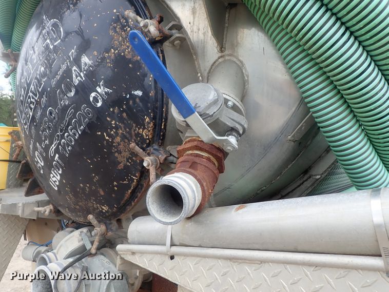 image for item DI4611 2006 International 7600  vacuum truck