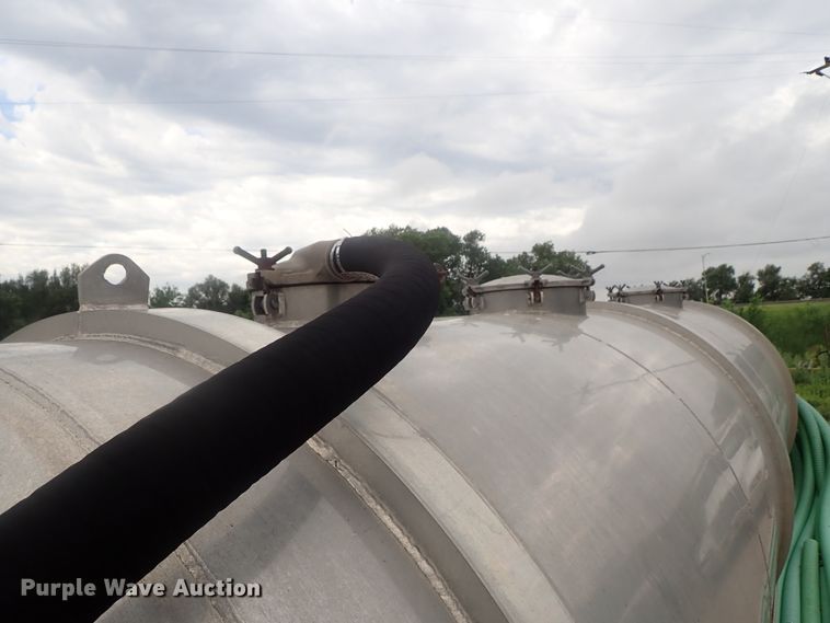 image for item DI4611 2006 International 7600  vacuum truck