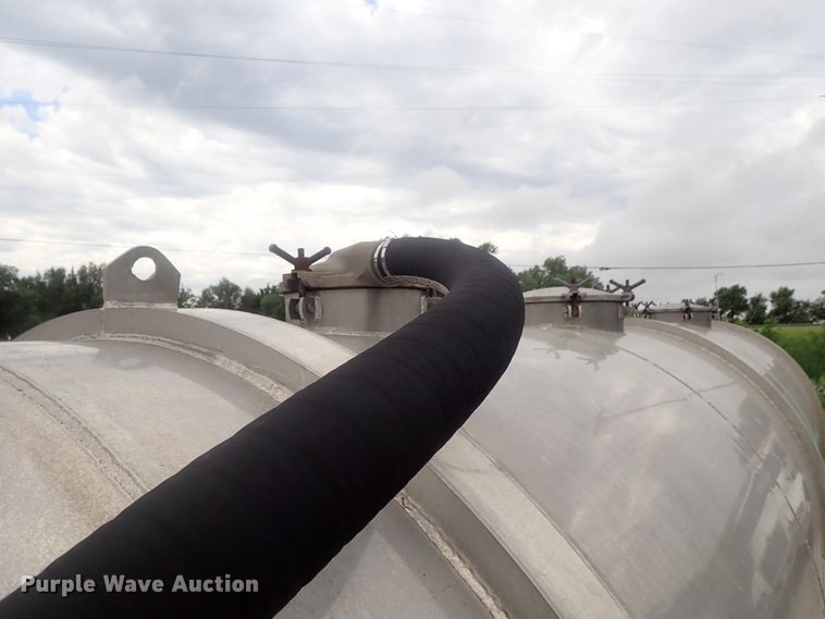 image for item DI4611 2006 International 7600  vacuum truck