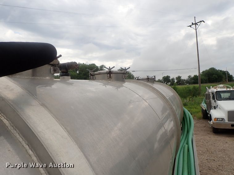 image for item DI4611 2006 International 7600  vacuum truck