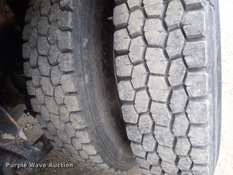 image for item DI4611 2006 International 7600  vacuum truck