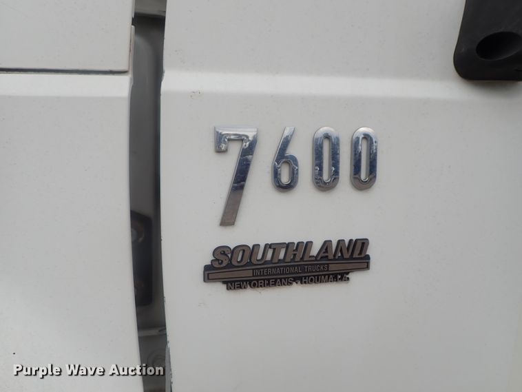 image for item DI4611 2006 International 7600  vacuum truck