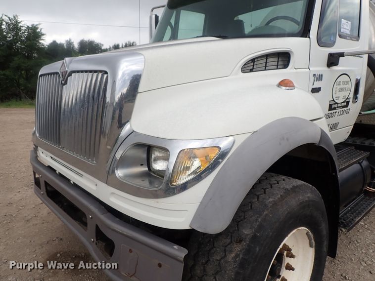 image for item DI4611 2006 International 7600  vacuum truck