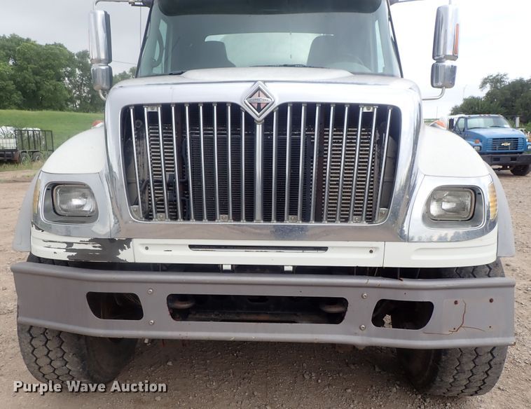 image for item DI4611 2006 International 7600  vacuum truck