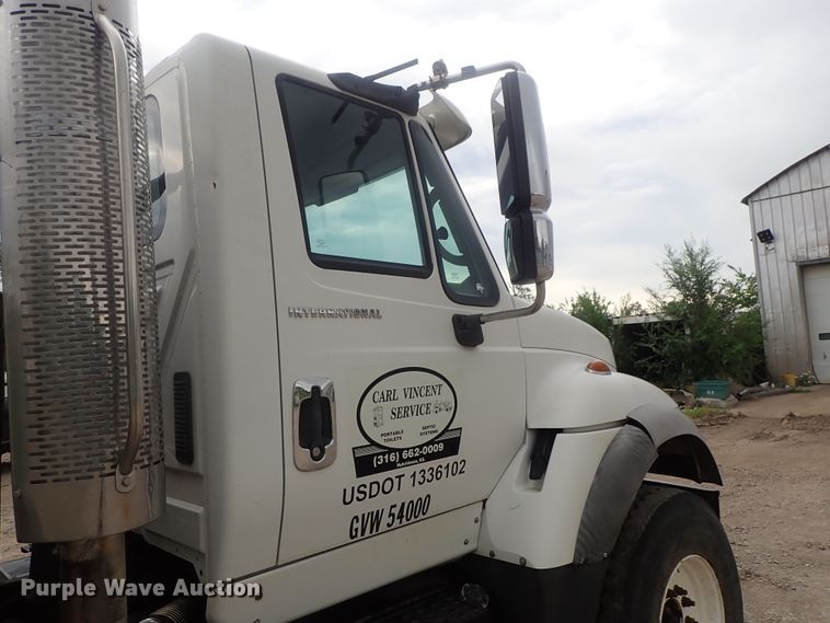 image for item DI4611 2006 International 7600  vacuum truck