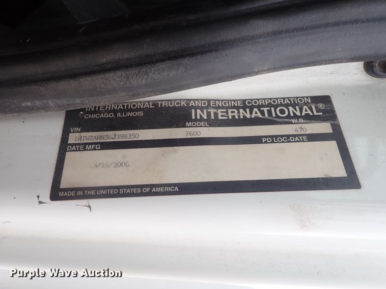 image for item DI4611 2006 International 7600  vacuum truck