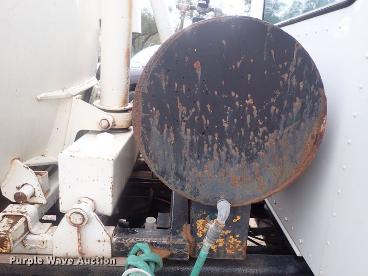 image for item DI4612 2007 Kenworth T300  vacuum truck