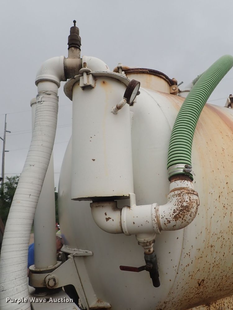 image for item DI4612 2007 Kenworth T300  vacuum truck