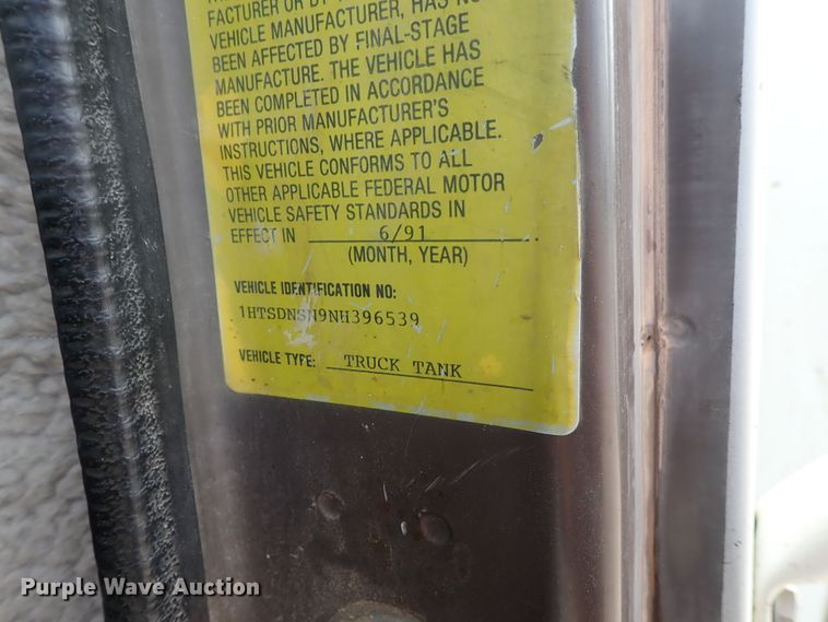 image for item DI4648 1992 International 4900  fuel truck