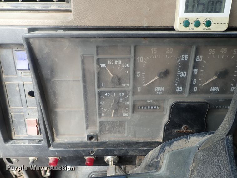 image for item DI4648 1992 International 4900  fuel truck