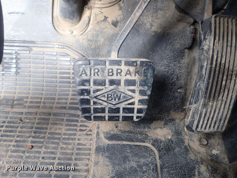 image for item DI4648 1992 International 4900  fuel truck