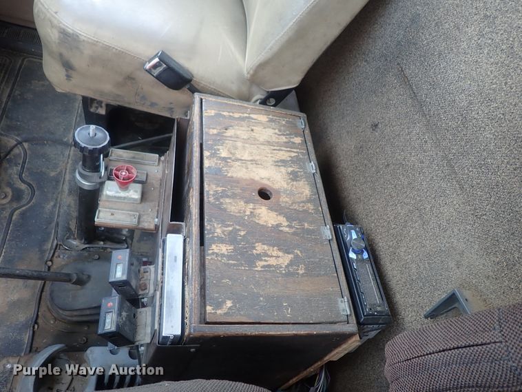 image for item DI4648 1992 International 4900  fuel truck