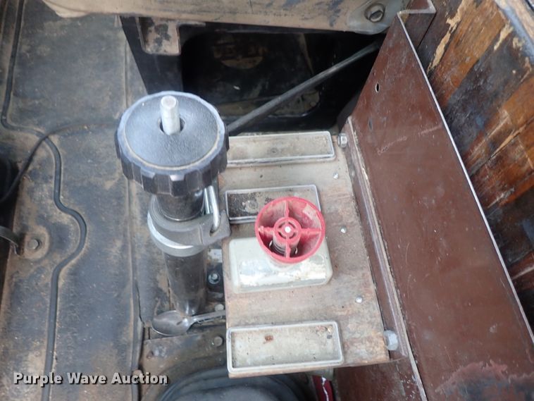 image for item DI4648 1992 International 4900  fuel truck